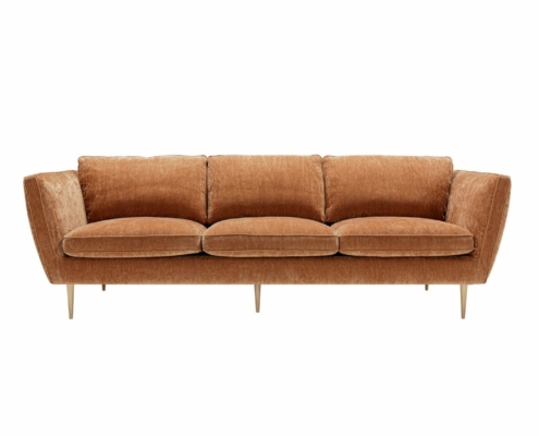 Canapé en velours marron moderne du milieu du siècle avec pieds en bois fuselés et coussins moelleux, mettant en valeur l'élégance de qualité salle d'exposition. Canape Paris by Atelier Bis