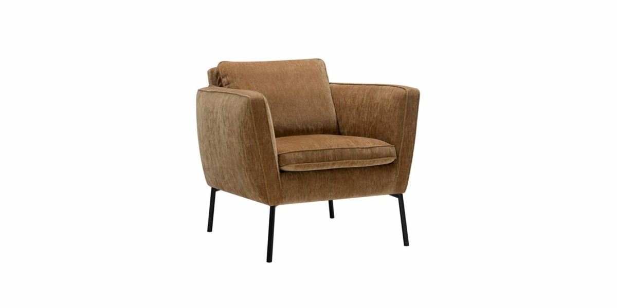 Fauteuil en velours marron avec pieds en métal noir, rappelant un showroom parisien chic, doté d'accoudoirs carrés et d'un dossier et d'une assise rembourrés. Canape Paris by Atelier Bis