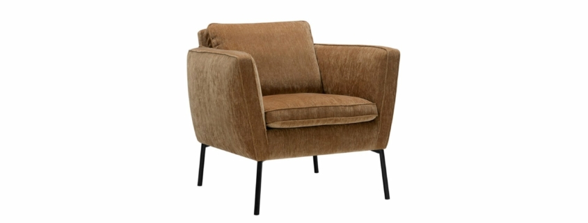 Fauteuil en velours marron avec pieds en métal noir, rappelant un showroom parisien chic, doté d'accoudoirs carrés et d'un dossier et d'une assise rembourrés. Canape Paris by Atelier Bis