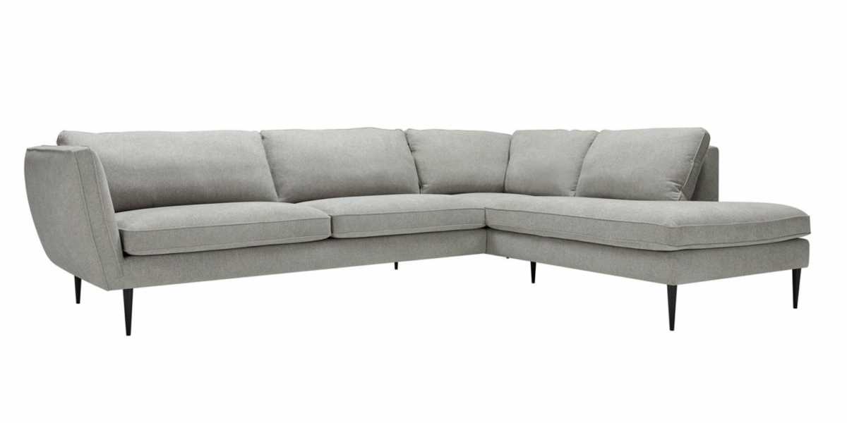 Découvrez notre canapé gris en L avec des pieds noirs fins et des coussins moelleux, mis en valeur sur un fond blanc immaculé. Rehaussez votre espace de vie avec ce mélange de confort et de qualité, parfait pour tout showroom moderne. Canape Paris by Atelier Bis