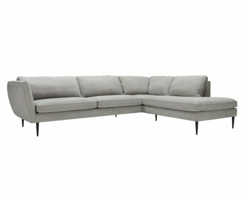 Découvrez notre canapé gris en L avec des pieds noirs fins et des coussins moelleux, mis en valeur sur un fond blanc immaculé. Rehaussez votre espace de vie avec ce mélange de confort et de qualité, parfait pour tout showroom moderne. Canape Paris by Atelier Bis