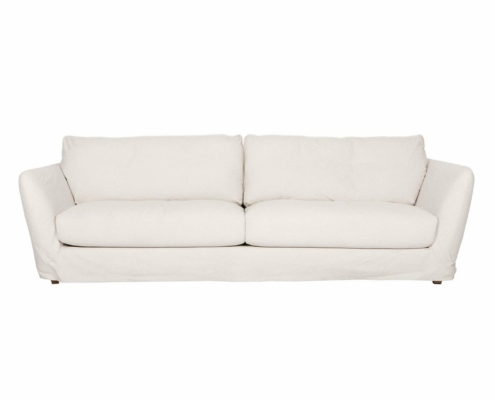 Un canapé blanc et moderne avec des coussins moelleux et des accoudoirs inclinés, reflétant l'élégance parisienne, sur un fond uni. Canape Paris by Atelier Bis