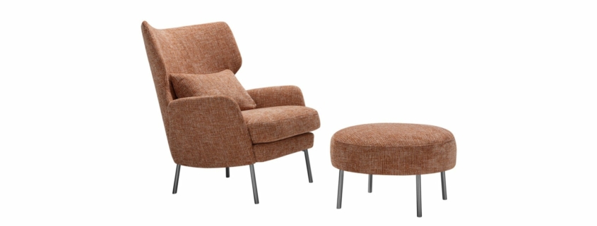 Une chaise rembourrée marron chic avec un pouf rond assorti, rappelant le style parisien, repose gracieusement sur des pieds élégants en métal noir, vue de côté. Canape Paris by Atelier Bis