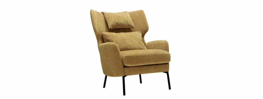 Fauteuil en tissu jaune au design moderne, rappelant un canapé parisien chic, doté de pieds noirs, d'un dossier haut et de deux coussins moelleux. Canape Paris by Atelier Bis