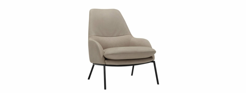 Chic et moderne, ce fauteuil lounge beige est doté d'un dossier haut et de pieds en métal noir épurés. Avec une touche d'élégance parisienne, il allie parfaitement qualité et style, sur fond blanc immaculé. Canape Paris by Atelier Bis