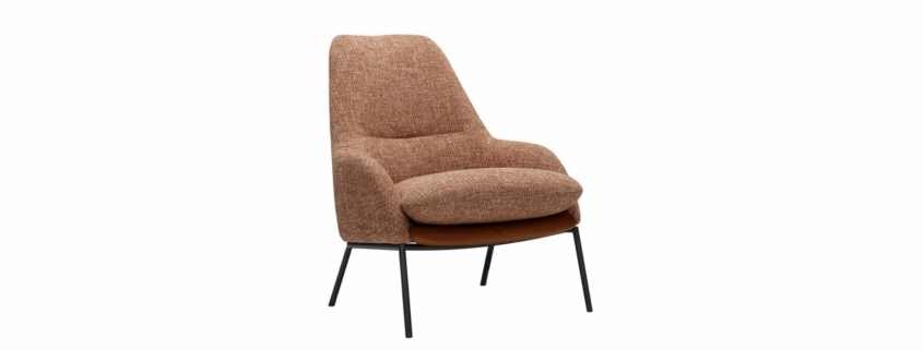 Chaise longue rembourrée marron de qualité, dotée d'un dossier haut et de pieds en métal noir, présentée dans un showroom parisien chic sur fond blanc. Canape Paris by Atelier Bis