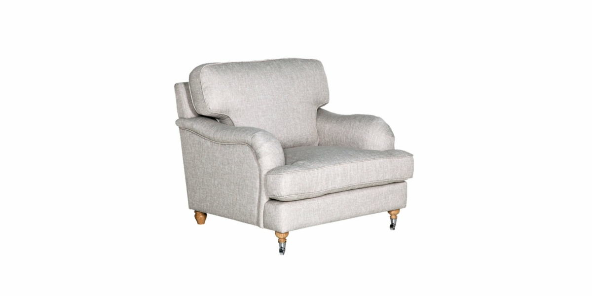 Un fauteuil rembourré gris clair avec des pieds en bois et de petites roulettes, rappelant un showroom parisien chic, se dresse élégamment sur un fond blanc. Canape Paris by Atelier Bis