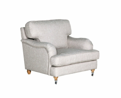 Un fauteuil rembourré gris clair avec des pieds en bois et de petites roulettes, rappelant un showroom parisien chic, se dresse élégamment sur un fond blanc. Canape Paris by Atelier Bis