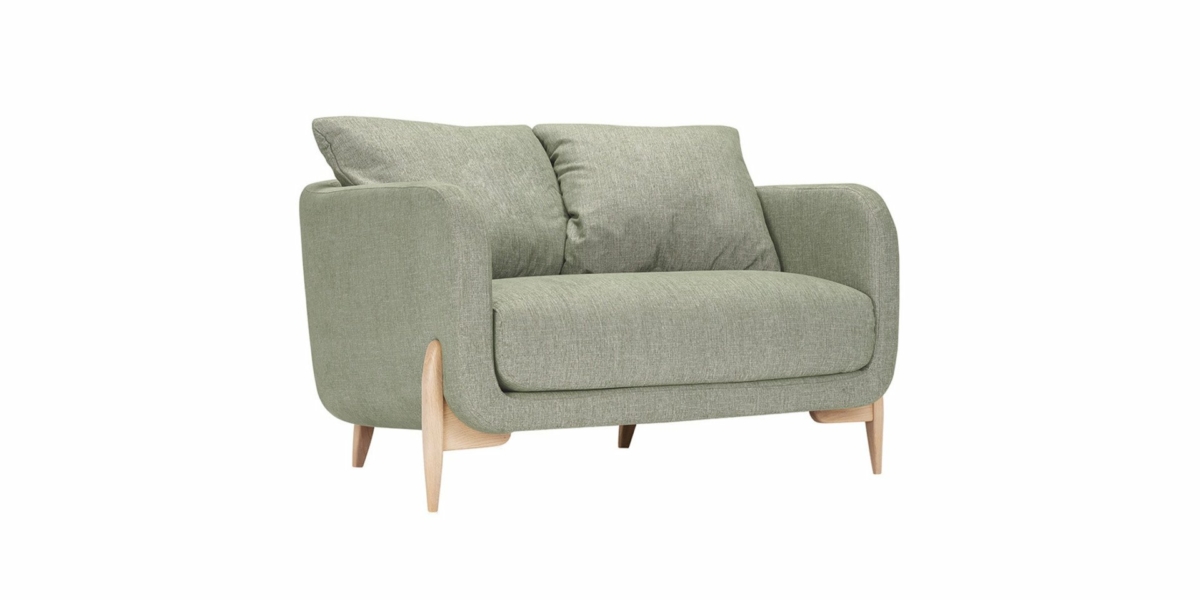 Un canapé vert clair aux pieds en bois, d'une qualité irréprochable, se dresse élégamment sur un fond blanc. Canape Paris by Atelier Bis