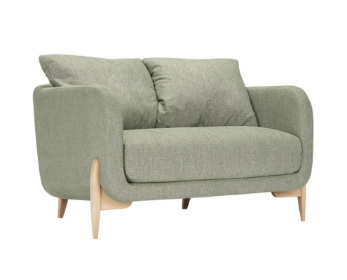 Un canapé vert clair aux pieds en bois, d'une qualité irréprochable, se dresse élégamment sur un fond blanc. Canape Paris by Atelier Bis