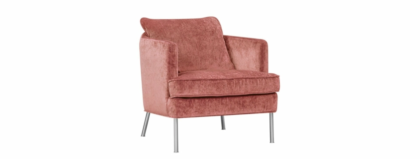 Un fauteuil moelleux en velours rose ressemblant à un canapé chic, avec un siège rembourré et des pieds en métal élégants, vu sous un léger angle, rappelant l'élégance d'un appartement parisien. Canape Paris by Atelier Bis