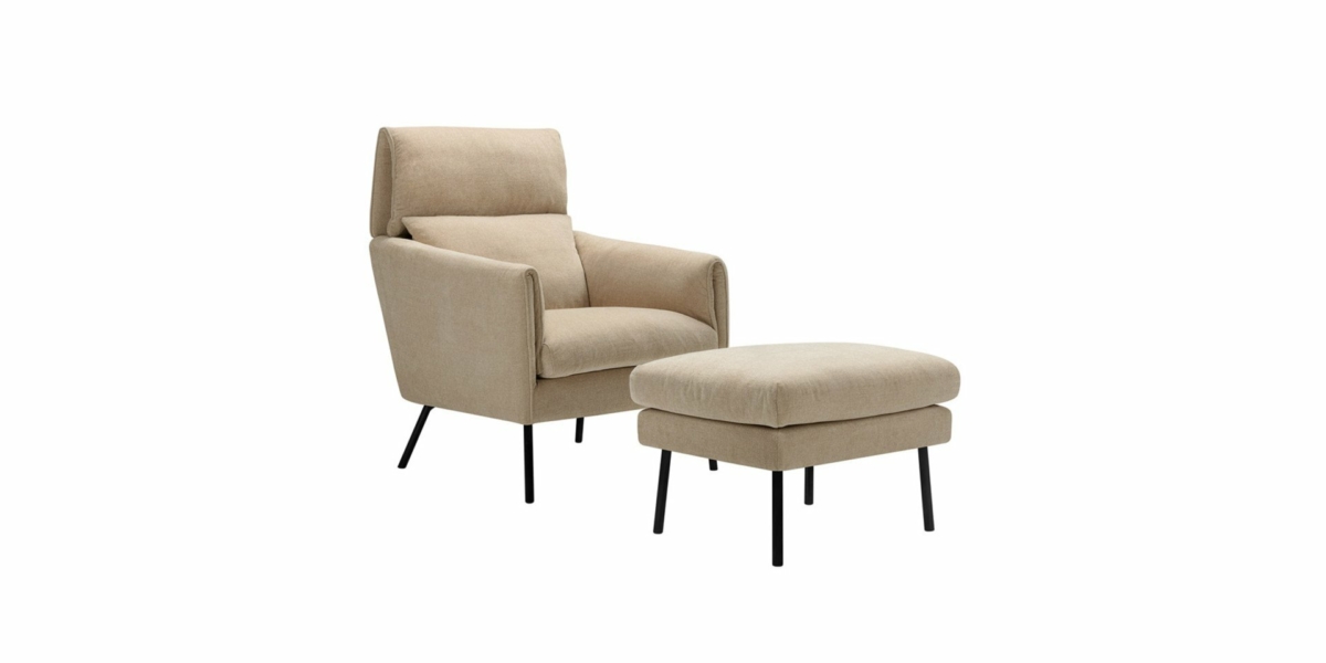 Fauteuil beige avec repose-pieds assorti élégamment posé sur des pieds noirs, offrant une touche d'élégance parisienne sur fond blanc, parfait pour ceux qui apprécient à la fois le confort et la qualité. Canape Paris by Atelier Bis