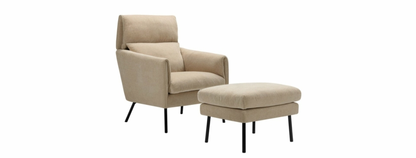 Fauteuil beige avec repose-pieds assorti élégamment posé sur des pieds noirs, offrant une touche d'élégance parisienne sur fond blanc, parfait pour ceux qui apprécient à la fois le confort et la qualité. Canape Paris by Atelier Bis