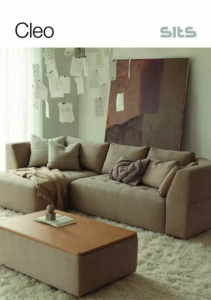 Canapé sectionnel beige confortable avec coussins, couverture et une table basse en bois chic dans un salon parisien orné d'art mural abstrait, offrant un mélange exquis de style et de qualité. Canape Paris by Atelier Bis