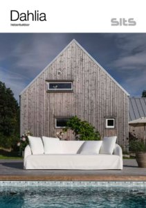 Maison moderne en bois aux allures de salle d'exposition, avec un canapé blanc sur une terrasse au bord d'une piscine, sous un ciel bleu. Canape Paris by Atelier Bis