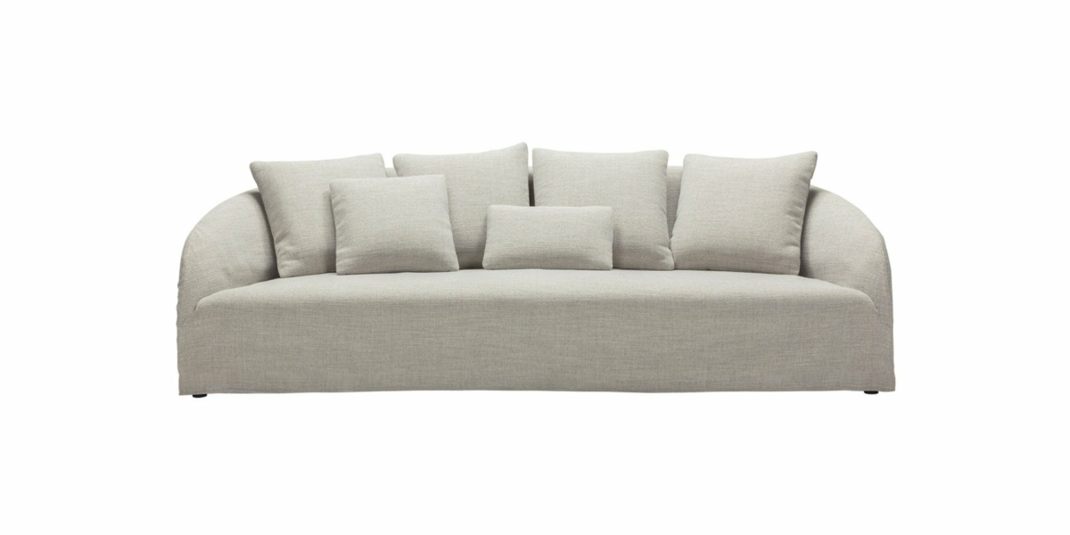 Découvrez une qualité inégalée avec ce canapé gris clair moderne doté d'accoudoirs et d'un dossier élégamment courbés. Son design moelleux comprend cinq coussins somptueux qui invitent à la détente. Parfaitement conçu pour le style et le confort, c'est une pièce remarquable dans n'importe quelle salle d'exposition. Canape Paris by Atelier Bis