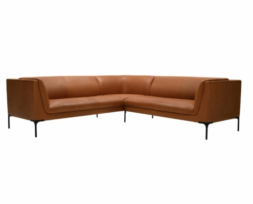 Ce canapé modulable en L en cuir marron, aux pieds noirs et fins, respire l'élégance et la qualité parisiennes. Parfaitement mis en scène sur un fond blanc, il semble tout droit sorti d'un showroom chic parisien. Canape Paris by Atelier Bis