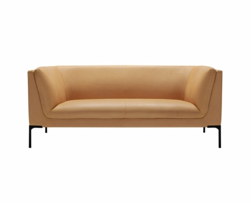 Canapé beige moderne avec pieds noirs, présentant un design épuré et minimaliste sur fond blanc. Canape Paris by Atelier Bis