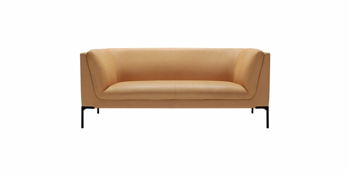 Une causeuse moderne en cuir beige avec des pieds en métal noir, mettant en valeur sa qualité et son élégance, vue de face sur fond blanc. Canape Paris by Atelier Bis