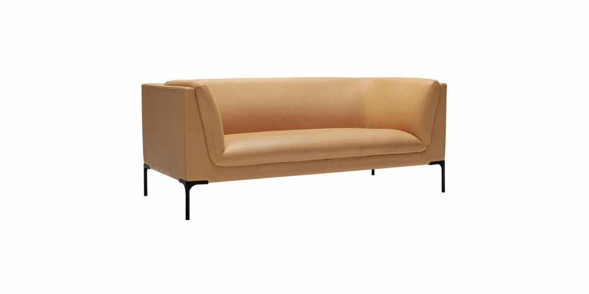 Découvrez la beauté d'un canapé en cuir beige au design moderne et épuré et aux pieds robustes en métal noir, parfait pour ajouter une touche d'élégance parisienne à votre espace de vie. Découvrez un savoir-faire de qualité showroom sur un fond blanc immaculé. Canape Paris by Atelier Bis