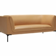 Découvrez la beauté d'un canapé en cuir beige au design moderne et épuré et aux pieds robustes en métal noir, parfait pour ajouter une touche d'élégance parisienne à votre espace de vie. Découvrez un savoir-faire de qualité showroom sur un fond blanc immaculé. Canape Paris by Atelier Bis