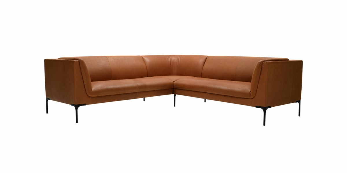 Canapé en L en cuir marron avec pieds noirs élégants sur un fond blanc immaculé, parfait pour toute salle d'exposition élégante. Canape Paris by Atelier Bis