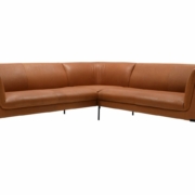 Canapé en L en cuir marron avec pieds noirs élégants sur un fond blanc immaculé, parfait pour toute salle d'exposition élégante. Canape Paris by Atelier Bis