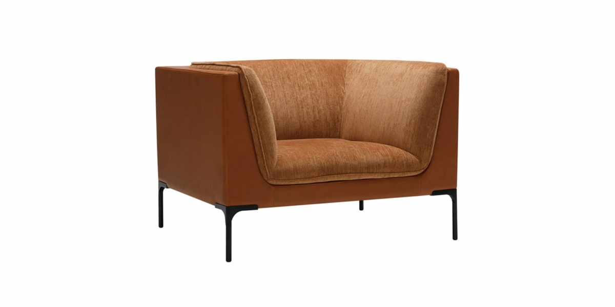 Dans un style parisien chic, ce fauteuil moderne marron aux coussins moelleux et aux pieds en métal noir est parfait pour tout showroom. Légèrement incliné vers la droite, il respire l'élégance contemporaine et vous invite à vous détendre en tout confort. Canape Paris by Atelier Bis