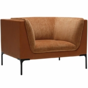 Dans un style parisien chic, ce fauteuil moderne marron aux coussins moelleux et aux pieds en métal noir est parfait pour tout showroom. Légèrement incliné vers la droite, il respire l'élégance contemporaine et vous invite à vous détendre en tout confort. Canape Paris by Atelier Bis