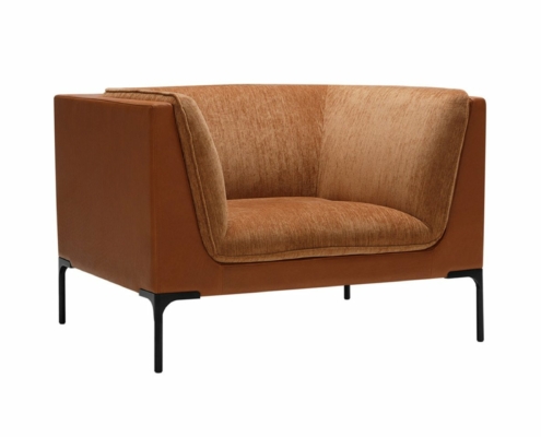 Dans un style parisien chic, ce fauteuil moderne marron aux coussins moelleux et aux pieds en métal noir est parfait pour tout showroom. Légèrement incliné vers la droite, il respire l'élégance contemporaine et vous invite à vous détendre en tout confort. Canape Paris by Atelier Bis