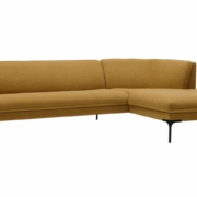 Canapé sectionnel moderne de couleur moutarde avec pieds noirs élancés, doté d'une méridienne droite, parfait pour ajouter une touche d'élégance parisienne à votre espace de vie. Canape Paris by Atelier Bis