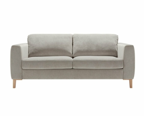 Un canapé gris moderne avec des pieds en bois, doté de coussins épais et d'un design minimaliste sur fond blanc, équilibrant parfaitement prix et qualité. Canape Paris by Atelier Bis