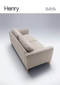 Canapé beige avec pieds en bois sur fond gris clair, vu d'en haut. Découvrez le parfait mélange de prix et de qualité. Texte : "Henry - s'assoit". Canape Paris by Atelier Bis