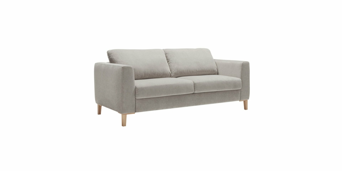 Canapé 2 places chic gris clair avec pieds en bois, parfait pour un showroom parisien, sur fond blanc immaculé. Canape Paris by Atelier Bis