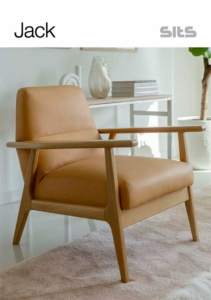 Fauteuil en cuir beige avec structure en bois dans une pièce moderne rappelant un showroom parisien, avec une console blanche et des objets décoratifs en arrière-plan qui respirent la qualité. Canape Paris by Atelier Bis