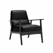Fauteuil élégant en cuir noir avec accoudoirs et pieds en bois, rappelant le chic parisien, isolé sur fond blanc. Canape Paris by Atelier Bis