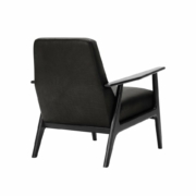 Fauteuil en cuir noir avec une structure en bois robuste, élégamment posé dans un showroom parisien, vu de l'angle arrière. Canape Paris by Atelier Bis