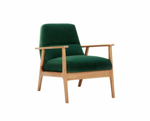 Fauteuil vert rembourré avec structure et pieds en bois, au design moderne du milieu du siècle. Fabriquée dans un souci de qualité, cette pièce trouverait sa place dans n'importe quel showroom parisien. Canape Paris by Atelier Bis