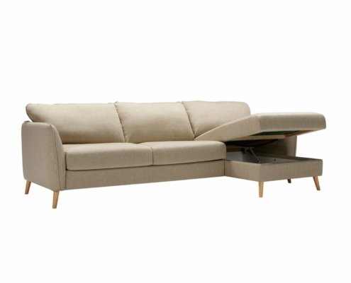 Découvrez la quintessence de la qualité avec ce canapé modulable beige, doté de pieds en bois chic et d'une méridienne. Son design astucieux révèle un espace de rangement ouvert sous l'assise, ce qui en fait une pièce d'exception digne de tout showroom parisien. Canape Paris by Atelier Bis