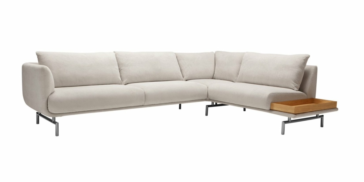 Canapé sectionnel beige moderne en forme de L avec pieds en métal et table d'appoint en bois intégrée, reflétant l'élégance du design parisien et une qualité inégalée. Canape Paris by Atelier Bis