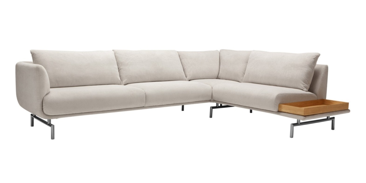 Ce canapé beige moderne aux pieds en métal, doté d'un plateau en bois intégré sur le côté droit, incarne la qualité et le style parisien. Canape Paris by Atelier Bis