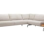 Ce canapé beige moderne aux pieds en métal, doté d'un plateau en bois intégré sur le côté droit, incarne la qualité et le style parisien. Canape Paris by Atelier Bis