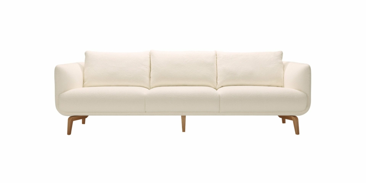 Canapé blanc moderne avec coussins moelleux et pieds en bois, rappelant le chic parisien, sur fond blanc uni. Canape Paris by Atelier Bis