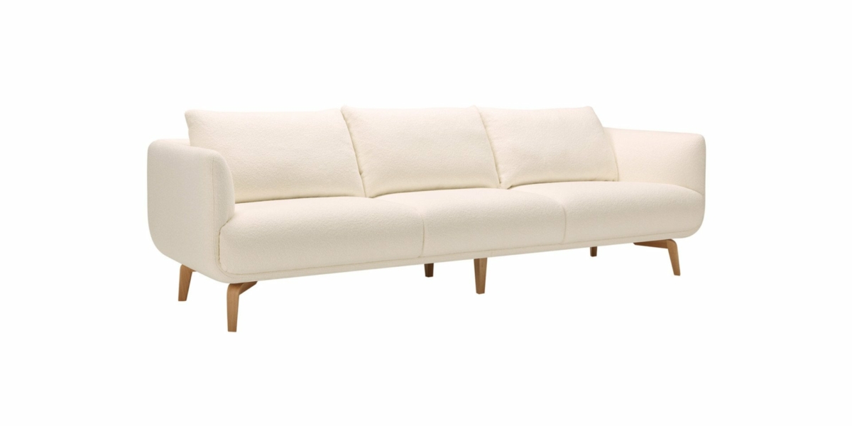 Découvrez l'élégance d'un canapé blanc moderne, doté de trois coussins moelleux et de pieds en bois élégants, magnifiquement présentés comme dans un décor de salle d'exposition exclusif sur un fond blanc immaculé. Canape Paris by Atelier Bis