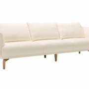 Découvrez l'élégance d'un canapé blanc moderne, doté de trois coussins moelleux et de pieds en bois élégants, magnifiquement présentés comme dans un décor de salle d'exposition exclusif sur un fond blanc immaculé. Canape Paris by Atelier Bis