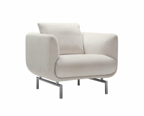 Fauteuil blanc moderne avec coussins moelleux et pieds en métal élégants, reprenant le style chic d'un canapé parisien, sur fond blanc uni. Canape Paris by Atelier Bis