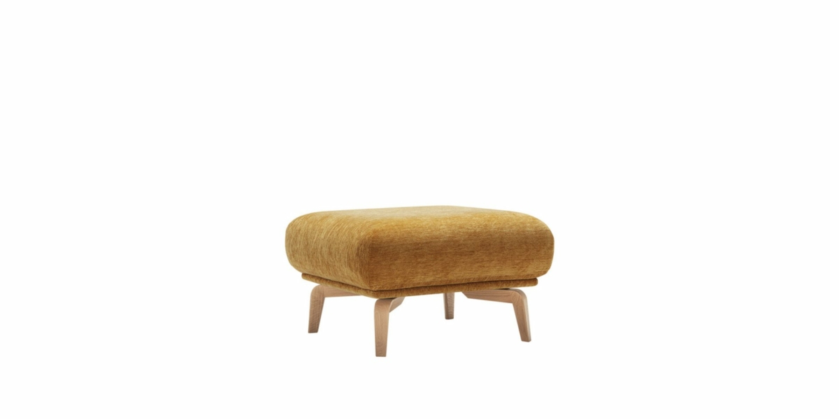 Un pouf rembourré jaune moutarde avec des pieds en bois clair se dresse élégamment sur un fond blanc, ajoutant une touche de chic de showroom parisien à n'importe quelle pièce. Canape Paris by Atelier Bis