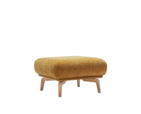 Un pouf rembourré jaune moutarde avec des pieds en bois clair se dresse élégamment sur un fond blanc, ajoutant une touche de chic de showroom parisien à n'importe quelle pièce. Canape Paris by Atelier Bis
