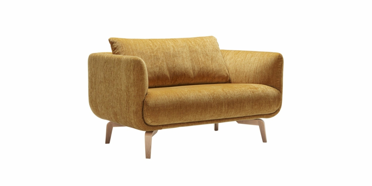 Un canapé deux places chic jaune moutarde, rappelant un canapé parisien classique, présente une touche moderne avec ses pieds en bois élégants sur un fond blanc impeccable. Canape Paris by Atelier Bis