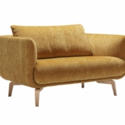 Un canapé deux places chic jaune moutarde, rappelant un canapé parisien classique, présente une touche moderne avec ses pieds en bois élégants sur un fond blanc impeccable. Canape Paris by Atelier Bis